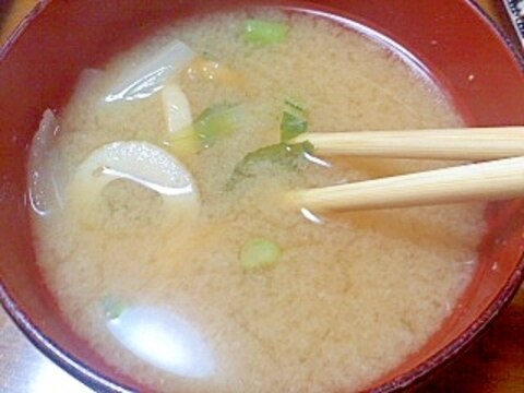 ちくわと野沢菜と玉ねぎの味噌汁